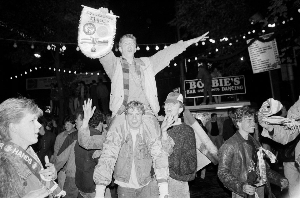 Vreugde in Amsterdam na winnen Europacup II wedstrijd door Ajax Rembrandtsplein, Bestanddeelnr 933-9780