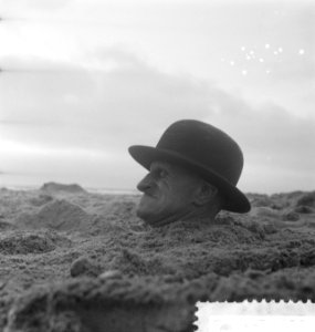 Vreemde situatie aan het Nederlandse strand, man met hele lichaam in het zand, Bestanddeelnr 910-3943