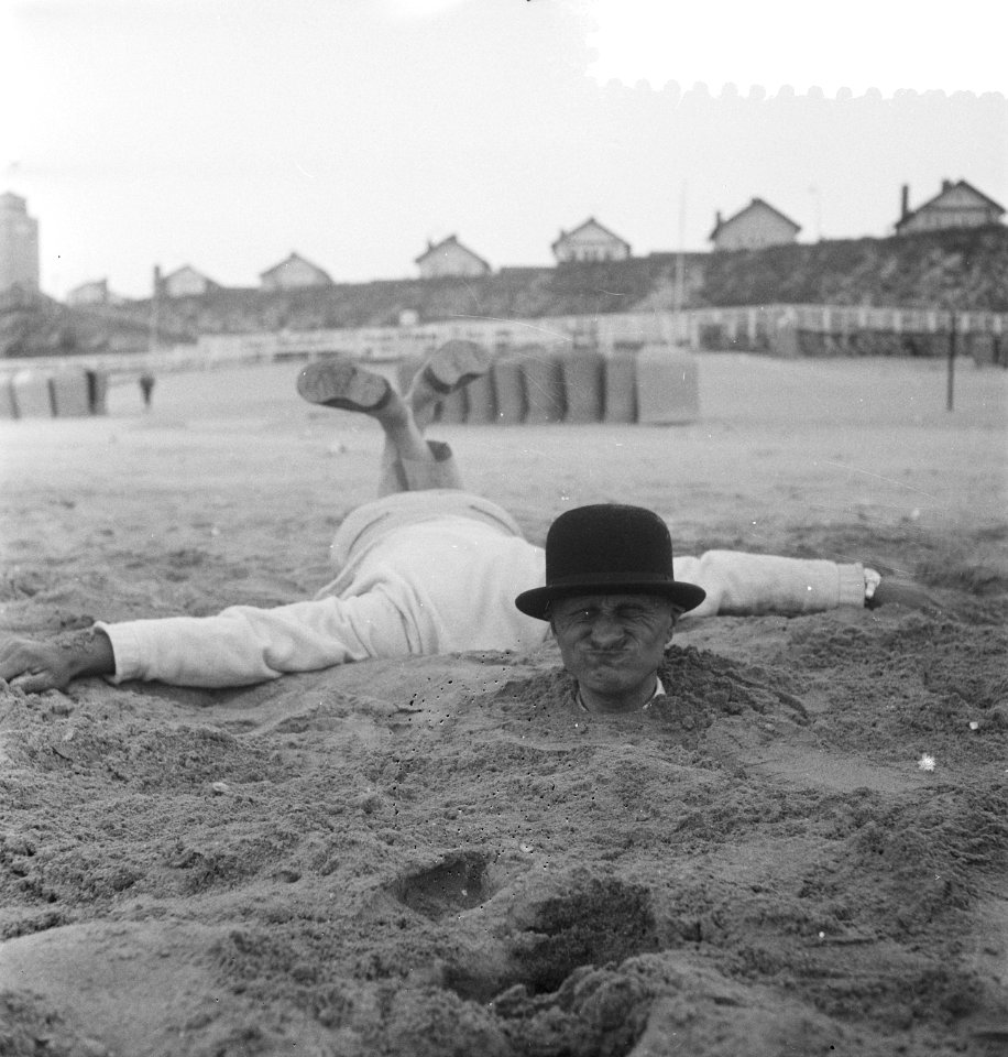 Vreemde situatie aan het Nederlandse strand, man met hele lichaam in het zand, Bestanddeelnr 910-3938