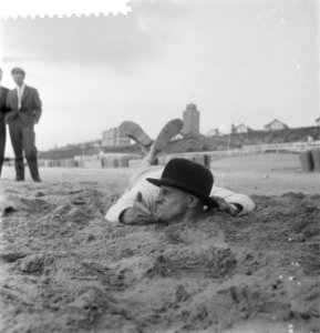 Vreemde situatie aan het Nederlandse strand, man met hele lichaam in het zand, Bestanddeelnr 910-3937