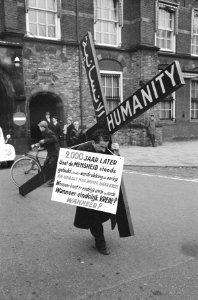 Vredeskruistocht door Edmond Khayat . Tocht door Den Haag, Bestanddeelnr 913-2686