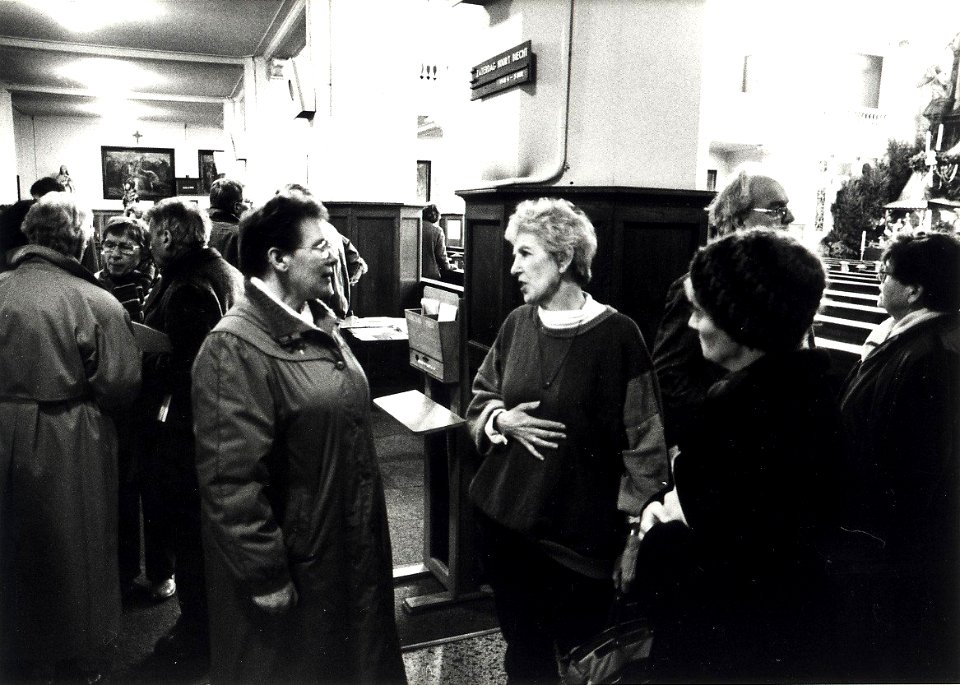 Vredesactie voor Irak 1991. Sietske Kruyt (m) in discussie met andere kerkgangers. Aangekocht van United Photos de Boer bv. - Negatiefnummer 33583 k 22 A. - Gepubliceerd in het Haarlems Dagblad van 08