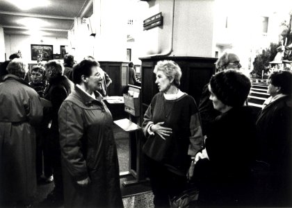 Vredesactie voor Irak 1991. Sietske Kruyt (m) in discussie met andere kerkgangers. Aangekocht van United Photos de Boer bv. - Negatiefnummer 33583 k 22 A. - Gepubliceerd in het Haarlems Dagblad van 08