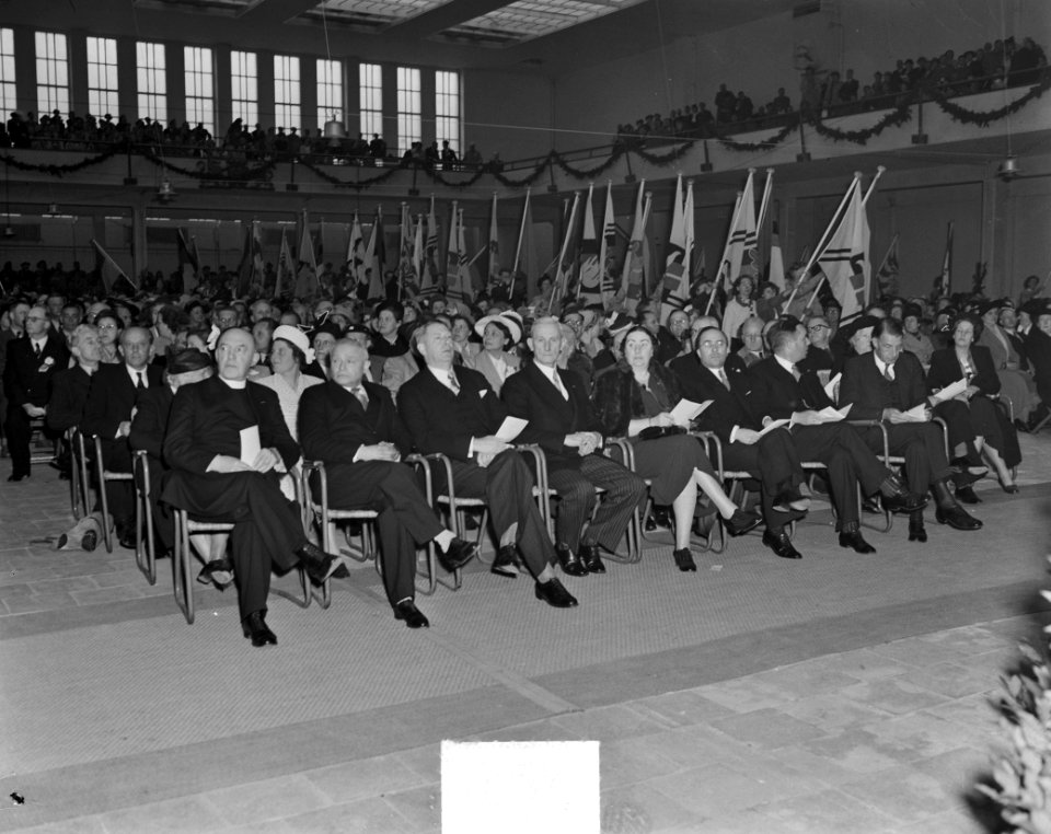 VPRO 25 jaar in het Jaarbeursgebouw te Utrecht De voorste rij met genodigden en , Bestanddeelnr 904-5665