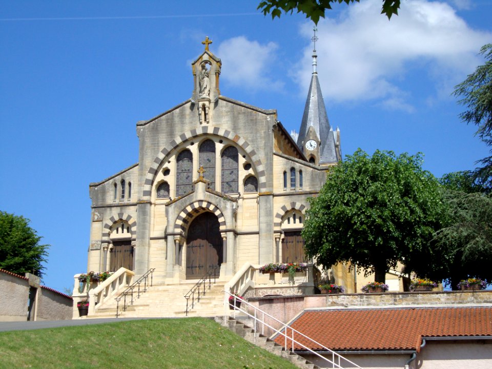 Vougy (Loire, Fr) église, façade