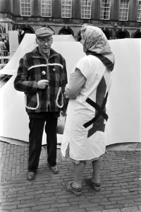 Vredeskamp op Binnenhof vrouw met jas met doorgekruiste kruisraket, Bestanddeelnr 932-9617