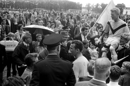 Vreugde bij Veendamaanhang, spelers op de schouders, Bestanddeelnr 920-4176