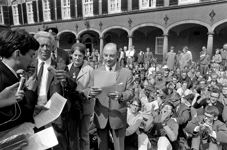 Vredesmars van Rotterdam naar Den Haag , op het Binnenhof, Bestanddeelnr 920-3248