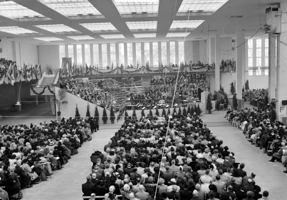 VPRO 25 jaar in het Jaarbeursgebouw te UItrecht. Overzicht van de zaal, Bestanddeelnr 904-5667