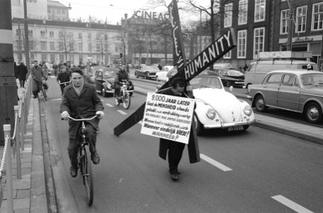 Vredeskruistocht door Edmond Khayat . Tocht door Den Haag, Bestanddeelnr 913-2688