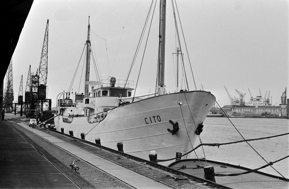 Vredesschip van Abie Nathan nog in de haven van Adam het witgeschilderde schip , Bestanddeelnr 934-6521