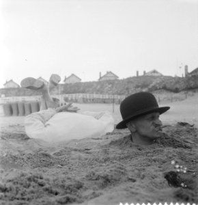 Vreemde situatie aan het Nederlandse strand, man met hele lichaam in het zand, Bestanddeelnr 910-3941