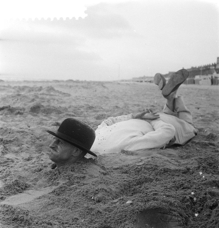Vreemde situatie aan het Nederlandse strand, man met hele lichaam in het zand, Bestanddeelnr 910-3942