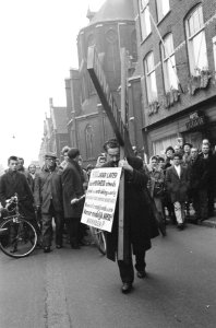 Vredeskruistocht door Edmond Khayat . Tocht door Den Haag, Bestanddeelnr 913-2683