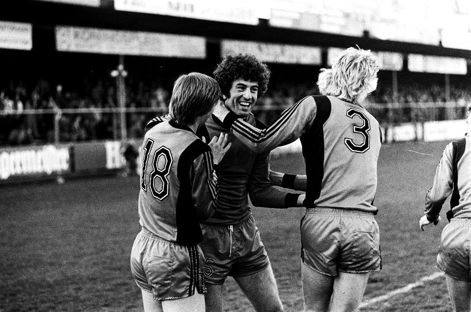 Vreugde na het 2e Volendam doelpunt, vlnr Molenaar, Kramer en Suyt, Bestanddeelnr 930-2203