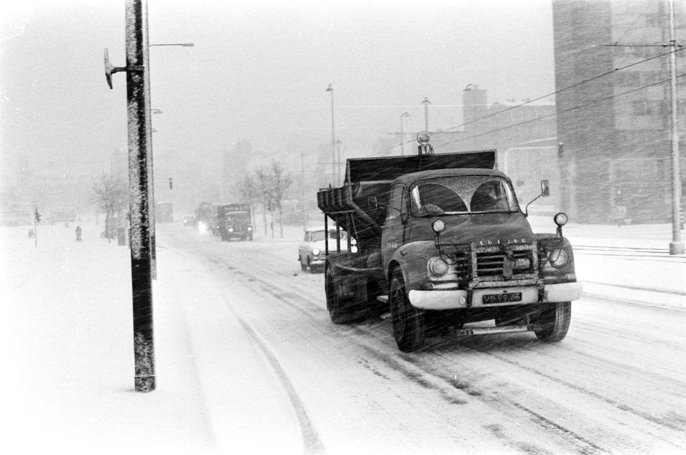 Vrachtautos in de sneeuw, Bestanddeelnr 923-1329