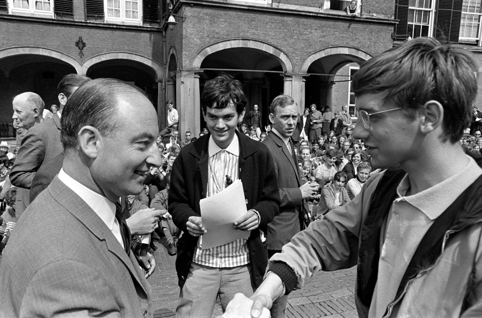 Vredesmars van Rotterdam naar Den Haag , op het Binnenhof, Bestanddeelnr 920-3249