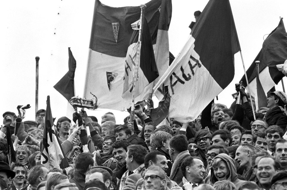 Vreugde bij de Ajax-supporters, Bestanddeelnr 919-7859