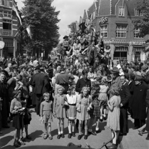 Vreugde in Hilversum over de bevrijding, Bestanddeelnr 900-2868
