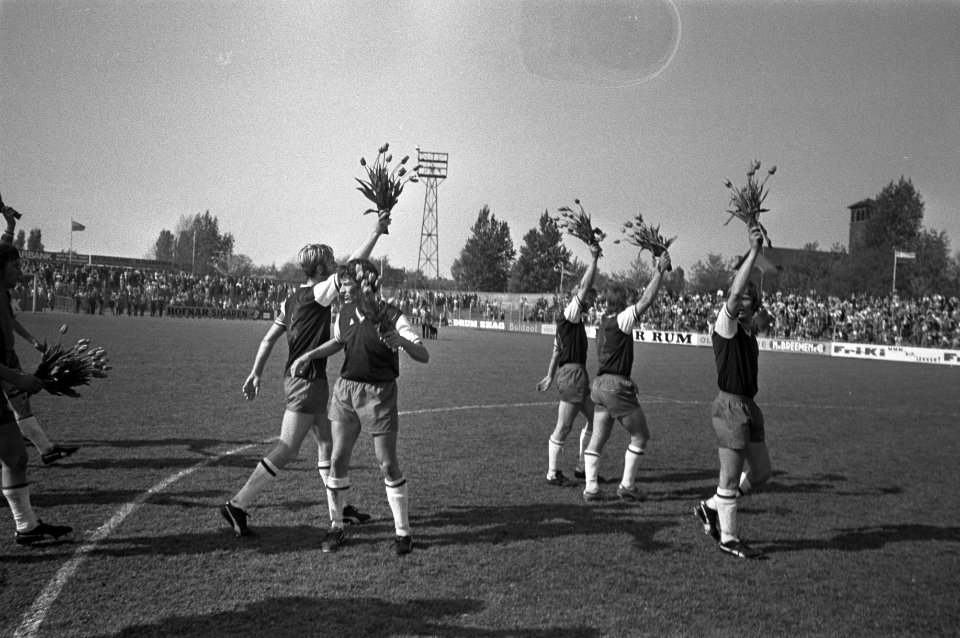 Vreugde bij de Haarlem-spelers na afloop van de wedstrijd, Bestanddeelnr 925-5923