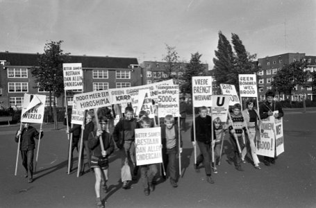 Vredesmars in Indische buurt te Amsterdam. Voorop kinderen met vele leuzen, Bestanddeelnr 920-7856