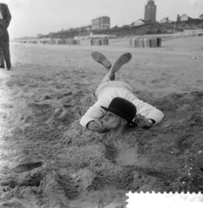 Vreemde situatie aan het Nederlandse strand, man met hele lichaam in het zand, Bestanddeelnr 910-3936