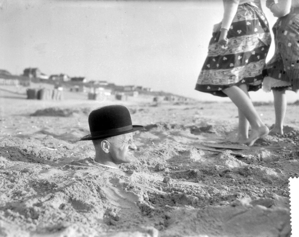 Vreemde situatie aan het Nederlandse strand, man met hele lichaam in het zand, Bestanddeelnr 910-3935