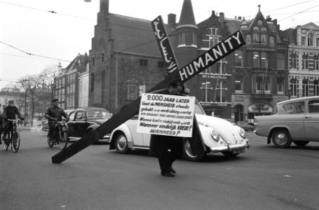 Vredeskruistocht door Edmond Khayat . Tocht door Den Haag, Bestanddeelnr 913-2685