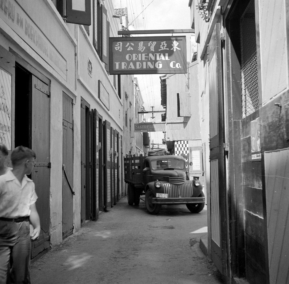 Vrachtauto in de Keukenstraat in Willemstad op Curaçao, Bestanddeelnr 252-7274