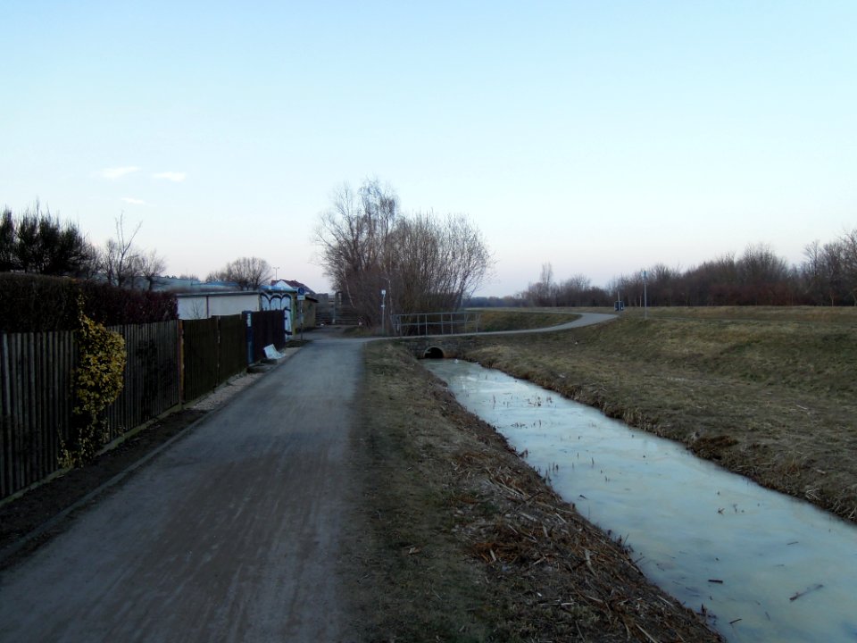 Wallgraben und Pleiße-Radweg in Markkleeberg-Großstädteln Anfang März 2018a