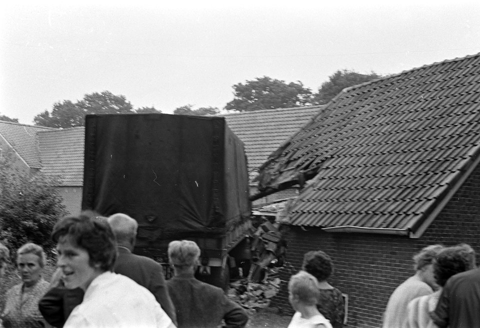 Vrachtauto reed huis in te Apeldoorn, Bestanddeelnr 920-5627