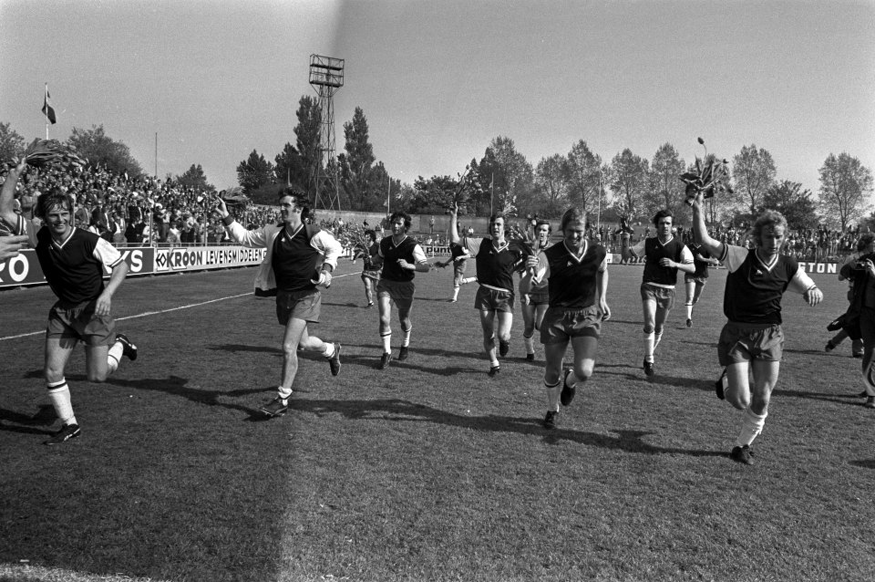 Vreugde bij de Haarlem-spelers na afloop van de wedstrijd, Bestanddeelnr 925-5922