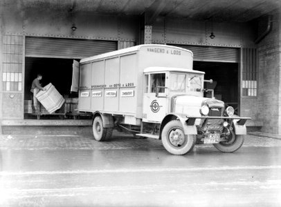 Vrachtauto van Van Gend en Loos vertrekt van het station in Amsterdam, Bestanddeelnr 189-0181