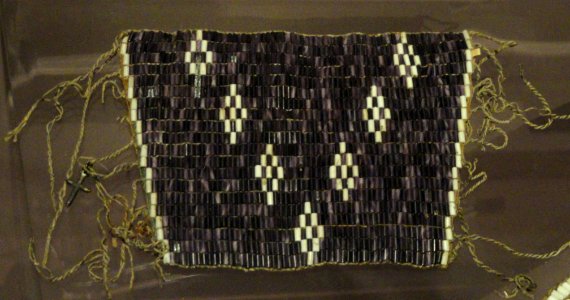 Wampum wrist ornament, probably Iroquois, 18th century - Native American collection - Peabody Museum, Harvard University - DSC05416