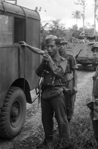 Wanaradja. Een Rode Kruis colonne in de omgeving van Tjibatoe. De dank van de be, Bestanddeelnr 395-5-2