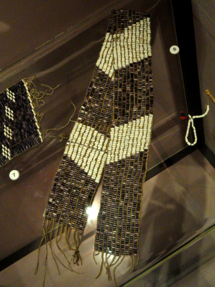 Wampum belt, Iroquois and Algonkian, commemorating peace treaty in 17th century - Native American collection - Peabody Museum, Harvard University - DSC05418