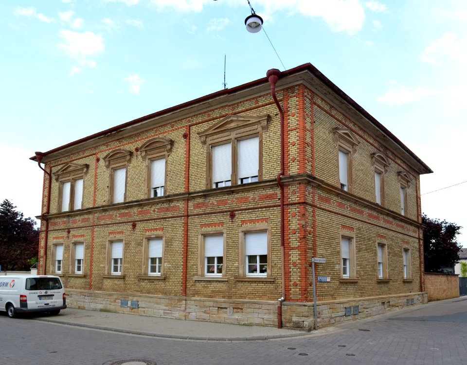 Wallertheim, Bahnhofstraße 8