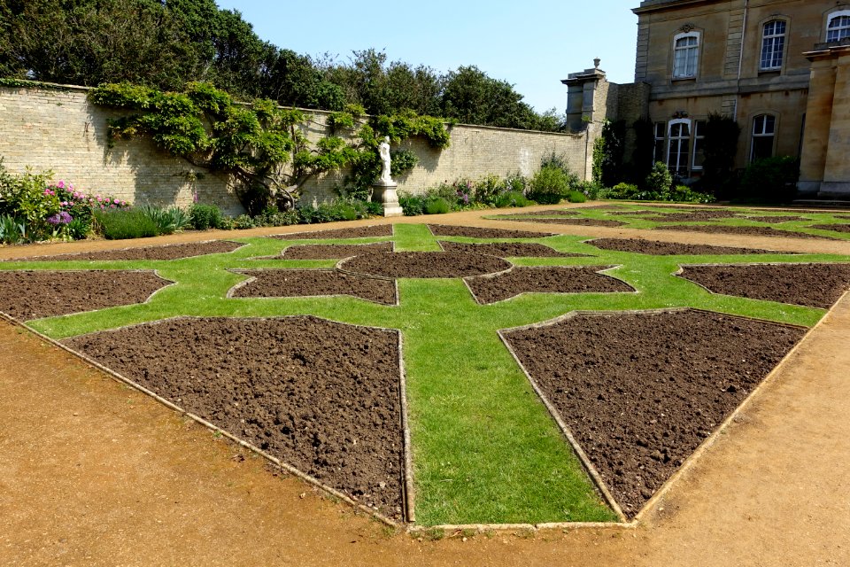 Walled garden - Wrest Park - Bedfordshire, England - DSC07999