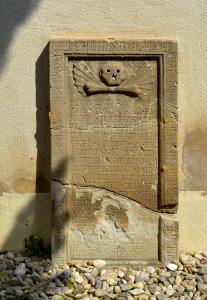 Wallertheim, Kirche, Grab (1)