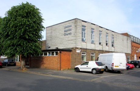 Walton Baptist Church, Winchester Road, Walton-on-Thames (June 2015) (2)