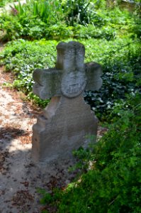 Wallertheim, Kirche, Grab (3)