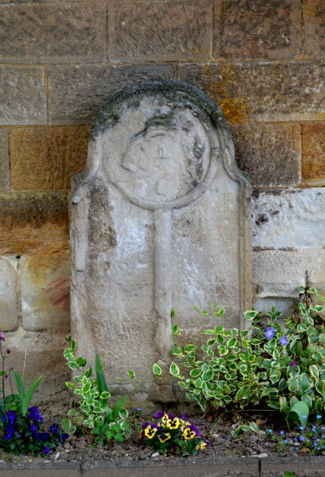 Wallertheim, Kirche, Grab (6)