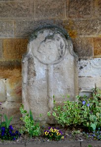 Wallertheim, Kirche, Grab (6)