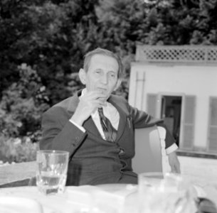 Walter Mehring zittend op een terras, Bestanddeelnr 254-5055