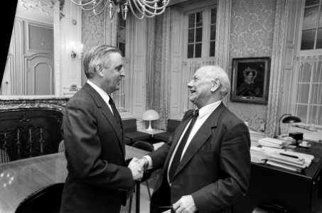 Walter Mondale tijdens gesprek met J. den Uyl (r) in Den Haag, Bestanddeelnr 933-5025