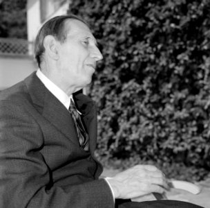 Walter Mehring zittend op een terras, Bestanddeelnr 254-5062