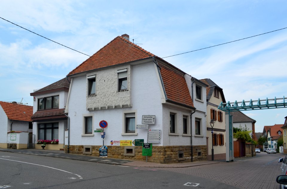 Wallau, Taunusstraße 1