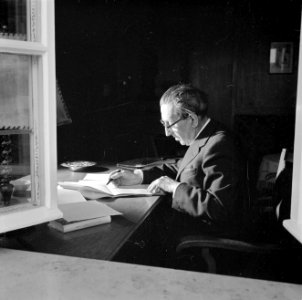 Walter Mehring schrijvend achter een bureau, Bestanddeelnr 254-5076