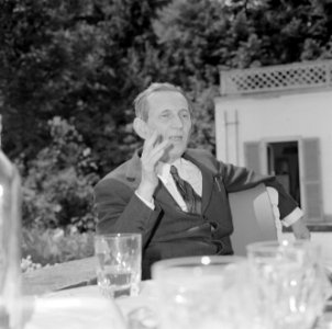 Walter Mehring zittend op een terras, Bestanddeelnr 254-5052
