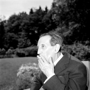 Walter Mehring zittend op een terras, Bestanddeelnr 254-5068
